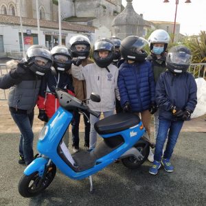 Lire la suite à propos de l’article Sensibilisation au code de la route et pratique du scooter électrique en 4ème avec le secteur jeunesse