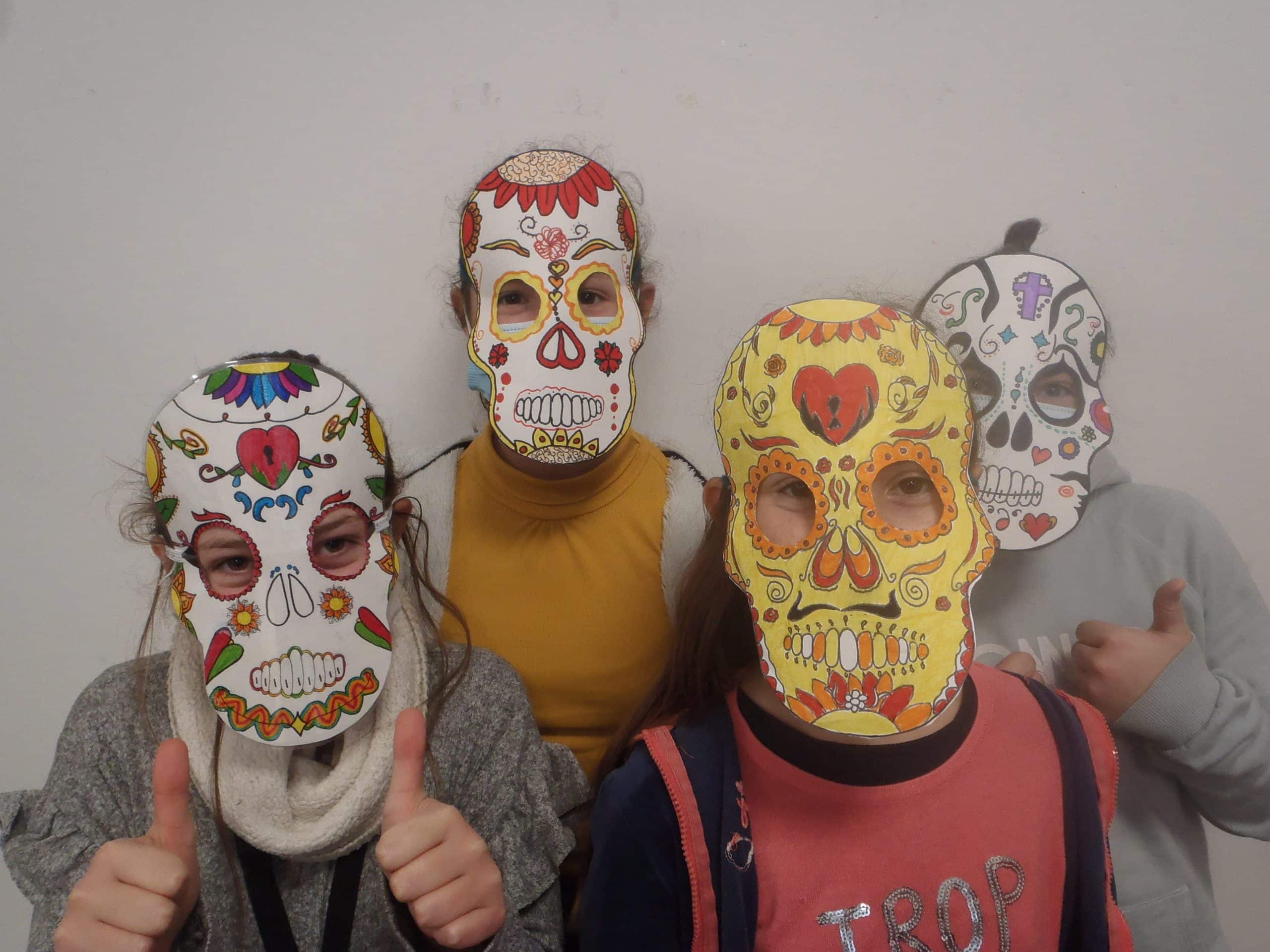You are currently viewing Rentrée aux couleurs du Mexique pour les 5èmes (masques réalisés en Arts P)