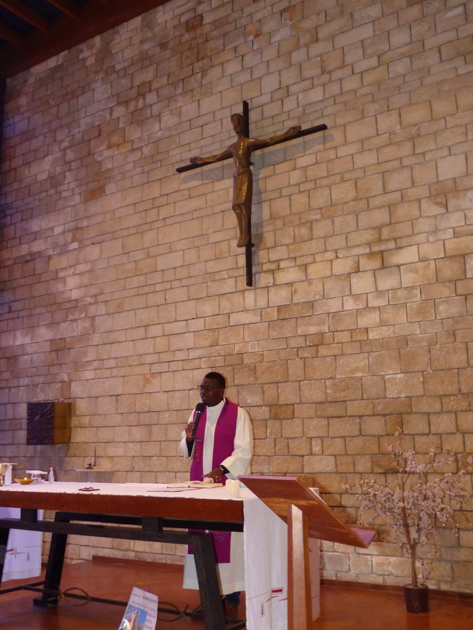 You are currently viewing La messe du 15 mars à la chapelle, célébrée par le père Maxime